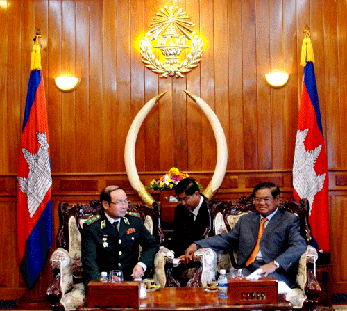 Trung tướng Trần Hoa, Tư lệnh BĐBP chào xã giao ngài Sar Kheng, Phó thủ tướng, Bộ trưởng Bộ Nội vụ Campuchia